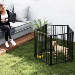 Schwarzes Stahl-Freilaufgehege für Welpen im Garten, sechseckig, mit Hund und gelbem Napf. Sicherer Welpenauslauf.