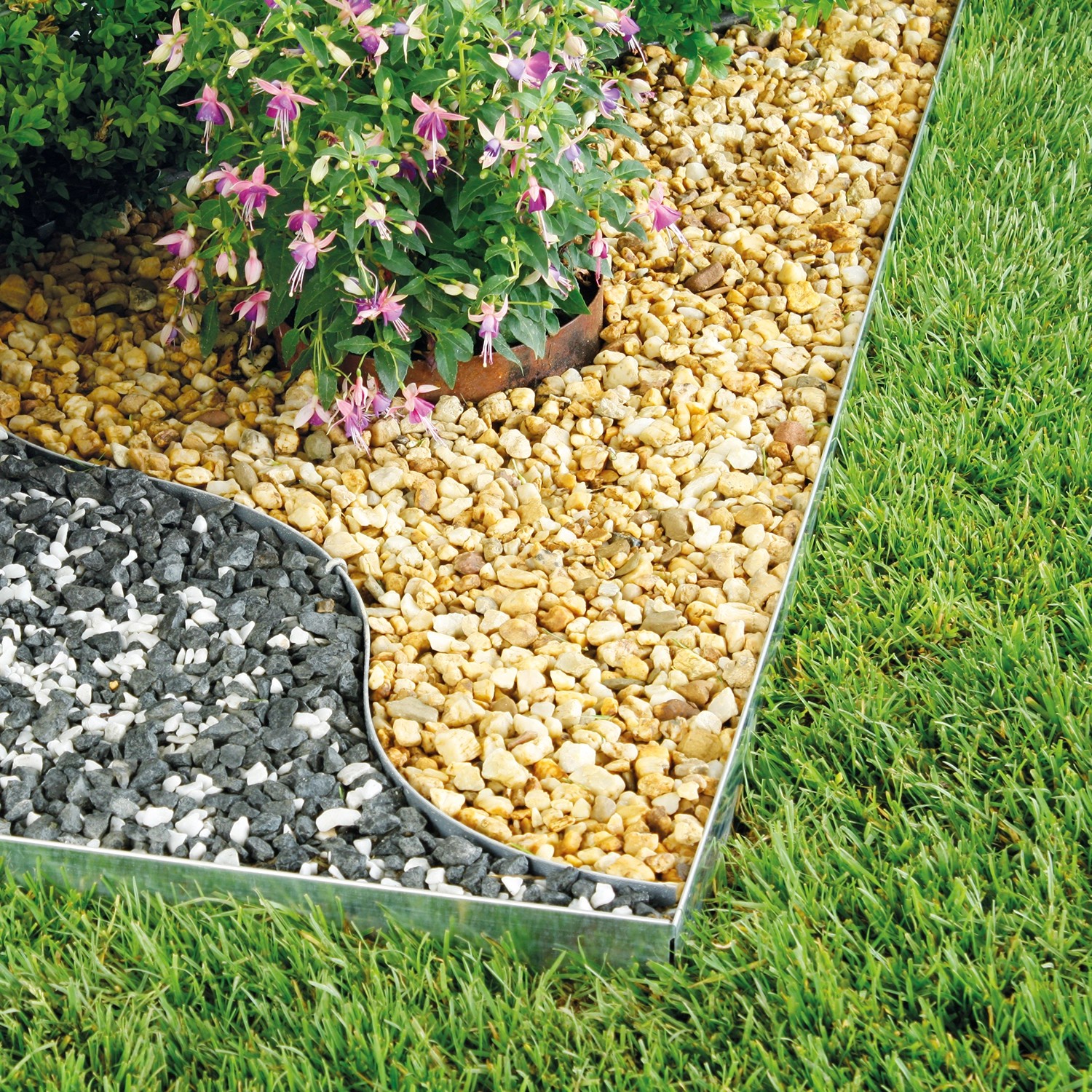 Bellissa Rasenkante aus verzinktem Metall, 118 cm, flexibel für Beet- und Raseneinfassung.