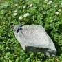 Insektentränke aus Granit mit Libelle, Vogeltränke für Insekten im Garten.