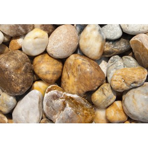Nahaufnahme von bunten Flusskieseln (50-150mm) im Big-Bag, ideal für Garten- und Landschaftsbau.