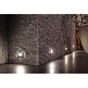 Paulmann LED-Einbauleuchten-Set Special Line IP65 an einer Steinwand. Quadratische Form, kaltweißes Licht.