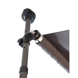 Detailaufnahme: Anthrazitfarbene Klemmmarkise von Garden Pleasure, Fokus auf Befestigung.