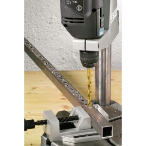 LUX TIN-Spiralbohrer (2 mm) im Einsatz: Bohren von Metall mit einer Standbohrmaschine.