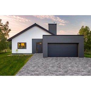 Einfahrt mit anthrazit-schattierten Pflastersteinen (22,5x15x5 cm) vor modernem Haus.
