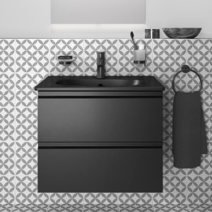 Ideal Standard IOM Mundglas Silk Black mit Halterung an Waschbecken im Bad.