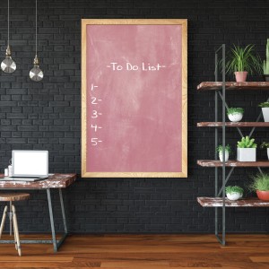 Rosa Schultafel mit To-Do-Liste, gestrichen mit Rust-Oleum Little Stars Schultafellack.