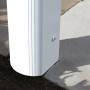 Detailansicht eines Pfostens der weißen Terrassenüberdachung Genua aus Aluminium.