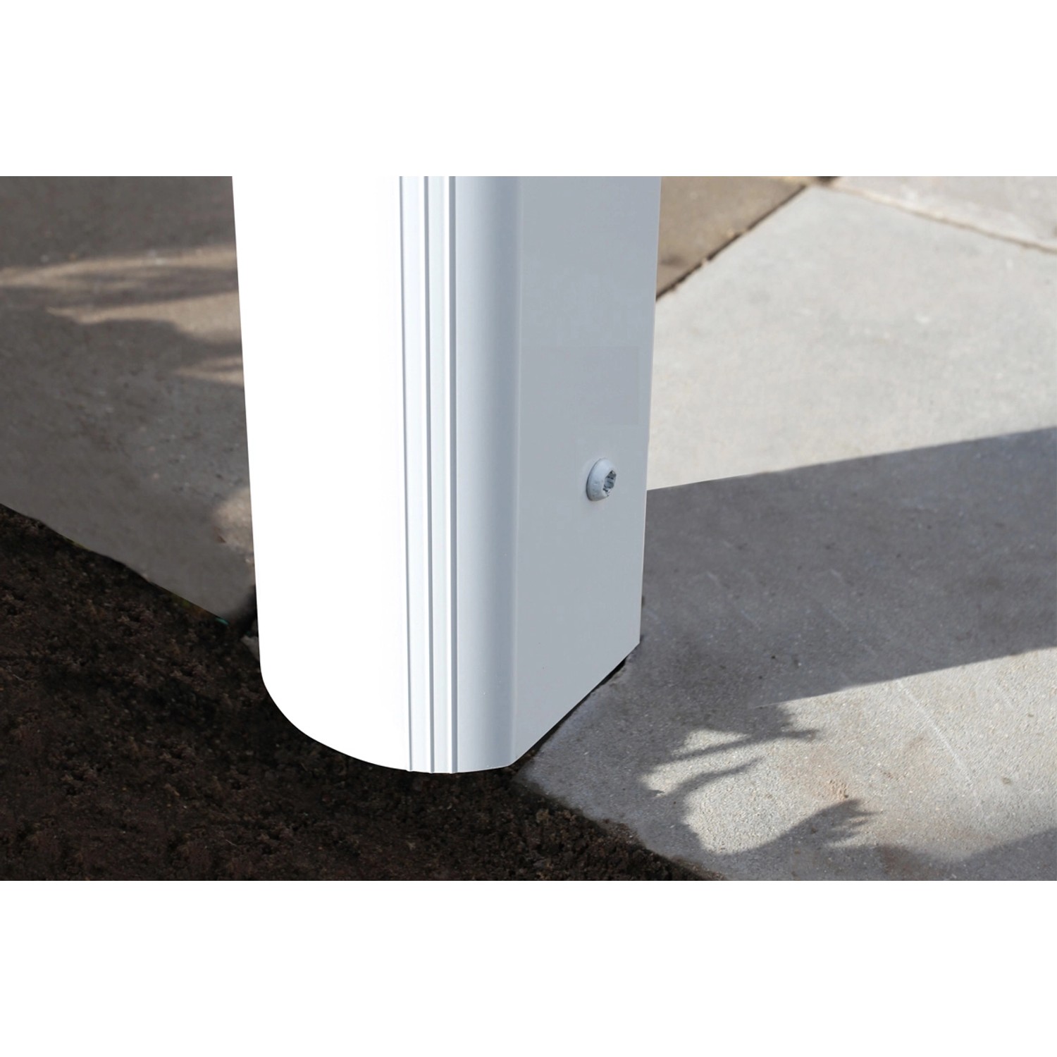 Detailansicht eines Pfostens der weißen Terrassenüberdachung Genua aus Aluminium.