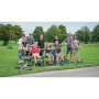 Familie mit Kindern und Six Degrees Aluminium Scootern im Park. Höhenverstellbare Klappscooter für Sport & Fitness.