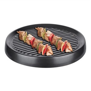 Schwarzes Silva Homeline Raclette mit Grillplatte und zwei Spießen.