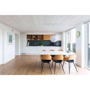 FibroTech Basic White Dekor-Paneele an der Decke einer modernen Küche. Helle Akustikplatten für optimale Raumakustik.