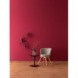 Schöner Wohnen Designfarbe Gefühlvolles Herzensrot, matte Wandfarbe im Wohnraum mit Möbeln.