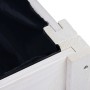 Detailansicht: Weiße Mährobotergarage Dobar mit Pflanzkasten, Holzeckverbindung und schwarzer Folie.