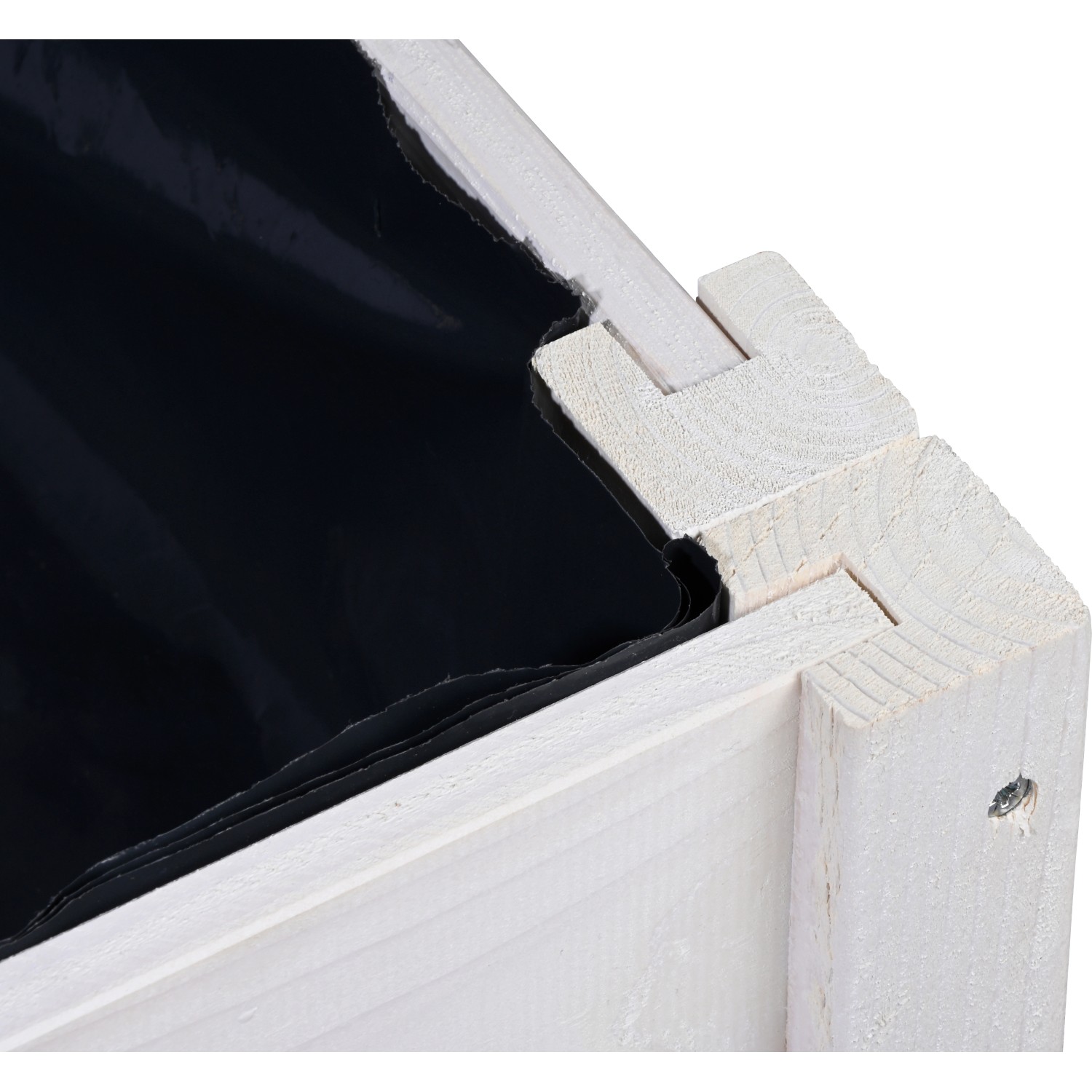 Detailansicht: Weiße Mährobotergarage Dobar mit Pflanzkasten, Holzeckverbindung und schwarzer Folie.