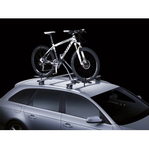 Thule Freeride 532 Dachträger mit Fahrrad auf einem Auto montiert.