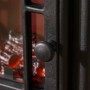 Schwarzer, runder Griff des HOMCOM Elektrokamins. Realistischer Flammeneffekt im Hintergrund.