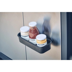Enders Grill Mags Gewürzhalter mit Mayonnaise, BBQ Sauce und Senf am Grill befestigt.