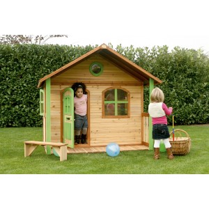 Axi Milan Spielhaus aus Holz in Braun und Grün mit zwei spielenden Kindern im Garten.