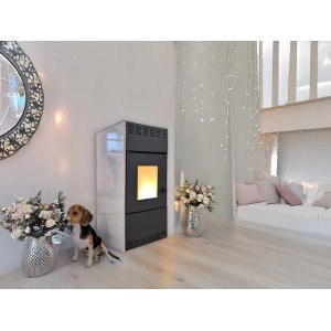 Blaze Pelletofen Mareni 8 kW Tortora in modernem Wohnraum mit Hund und Dekoration.
