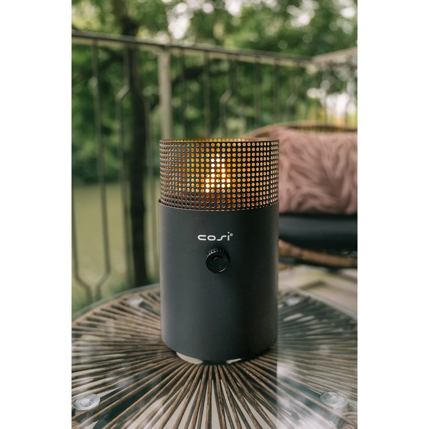 Anthrazitfarbene Cosi Gaslaterne Cosiscoop Dot für stimmungsvolle Beleuchtung auf der Terrasse.