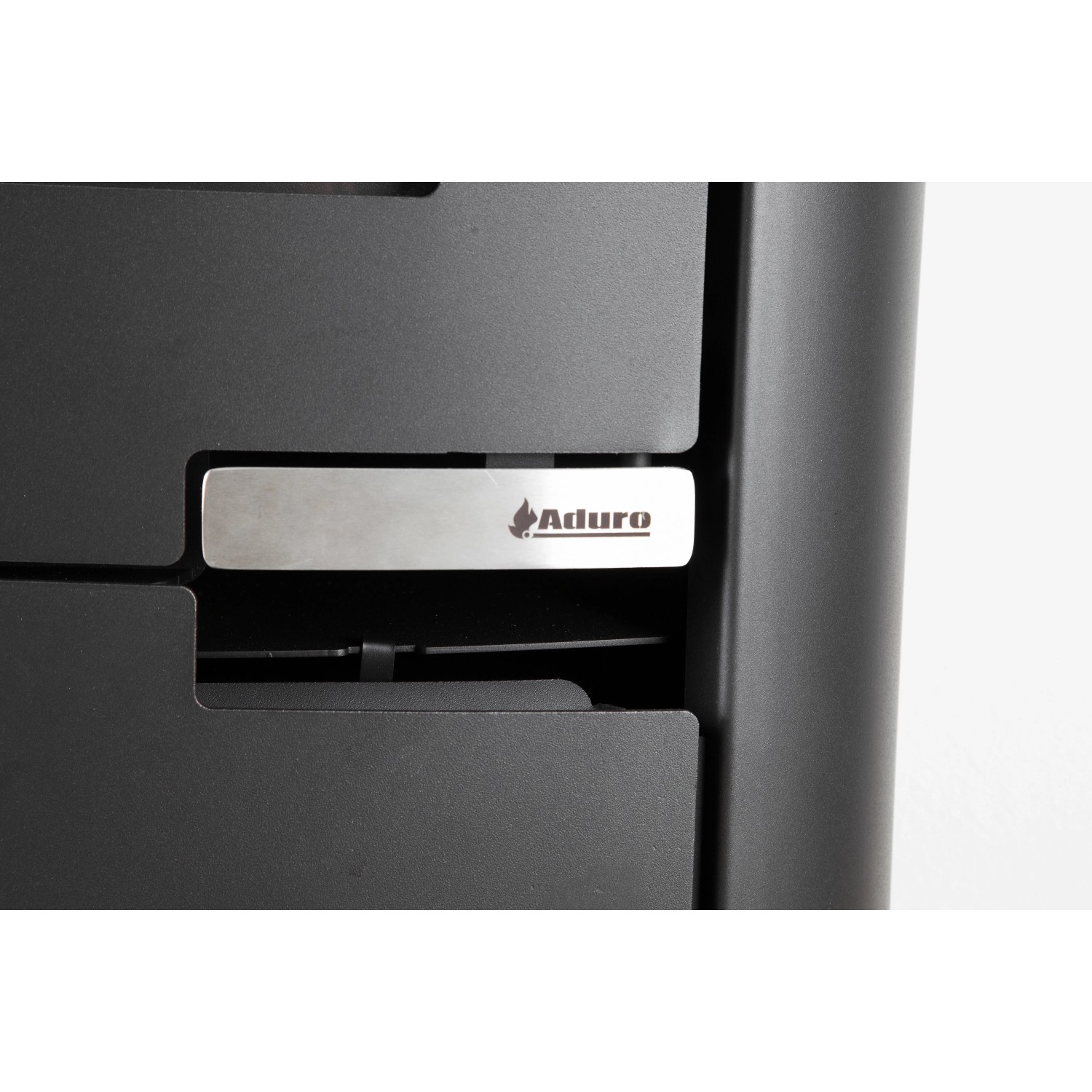 Detailaufnahme: Aduro 15 Kaminofen in Schwarz mit Automatik und Stahlverkleidung.