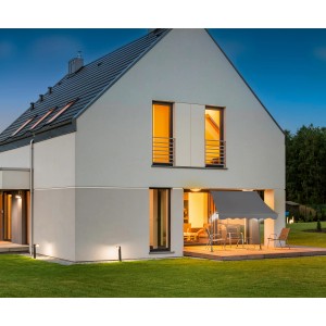 Anthrazitfarbene Renville Fallarmmarkise 2x1,5m mit LED-Beleuchtung am Haus.
