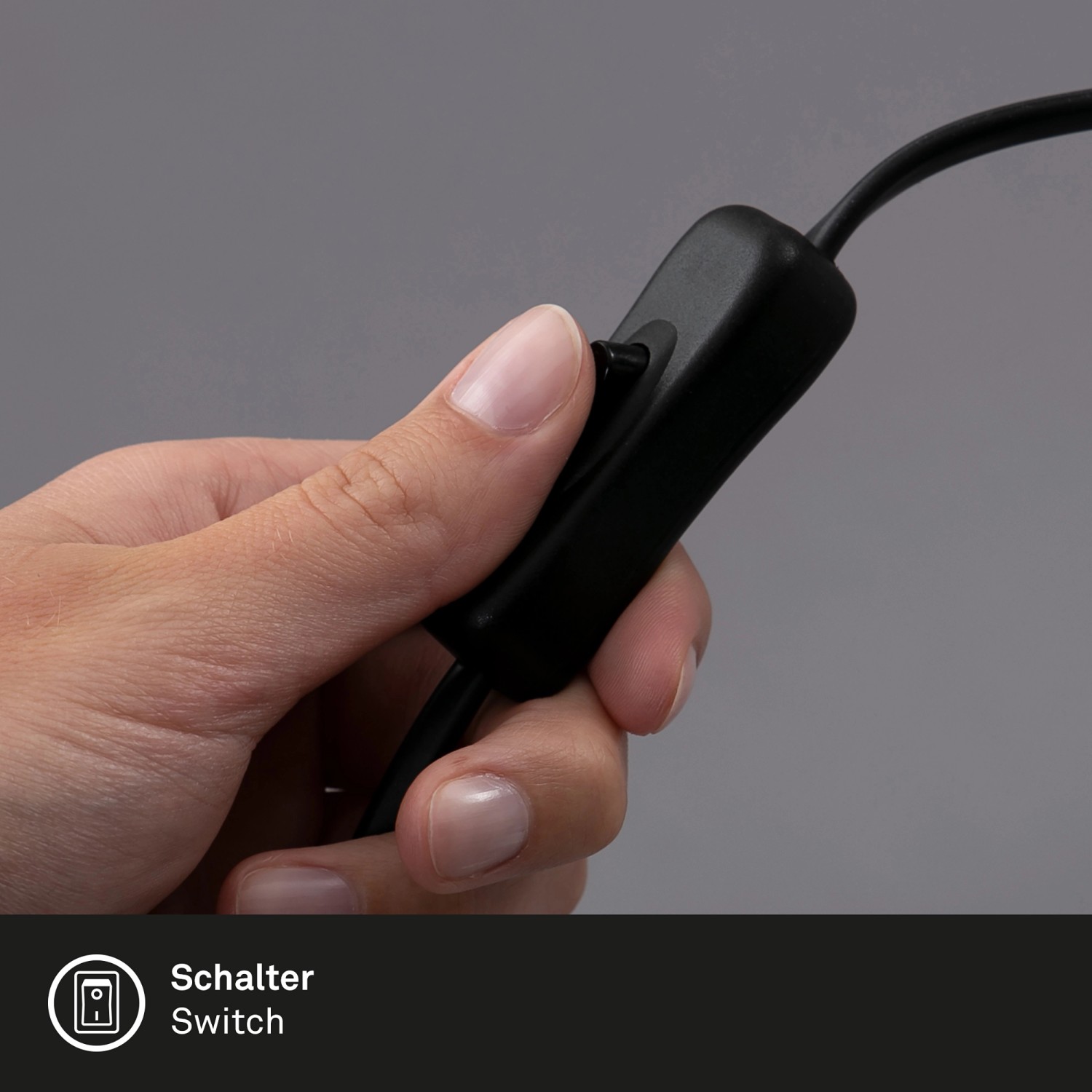 Detailaufnahme des Kabelschalters der schwarzen Briloner Klemmleuchte.