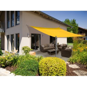 Quadratisches, senfgelbes Sun City Sonnensegel aus HDPE, 500x500 cm, montiert über einer Terrasse.