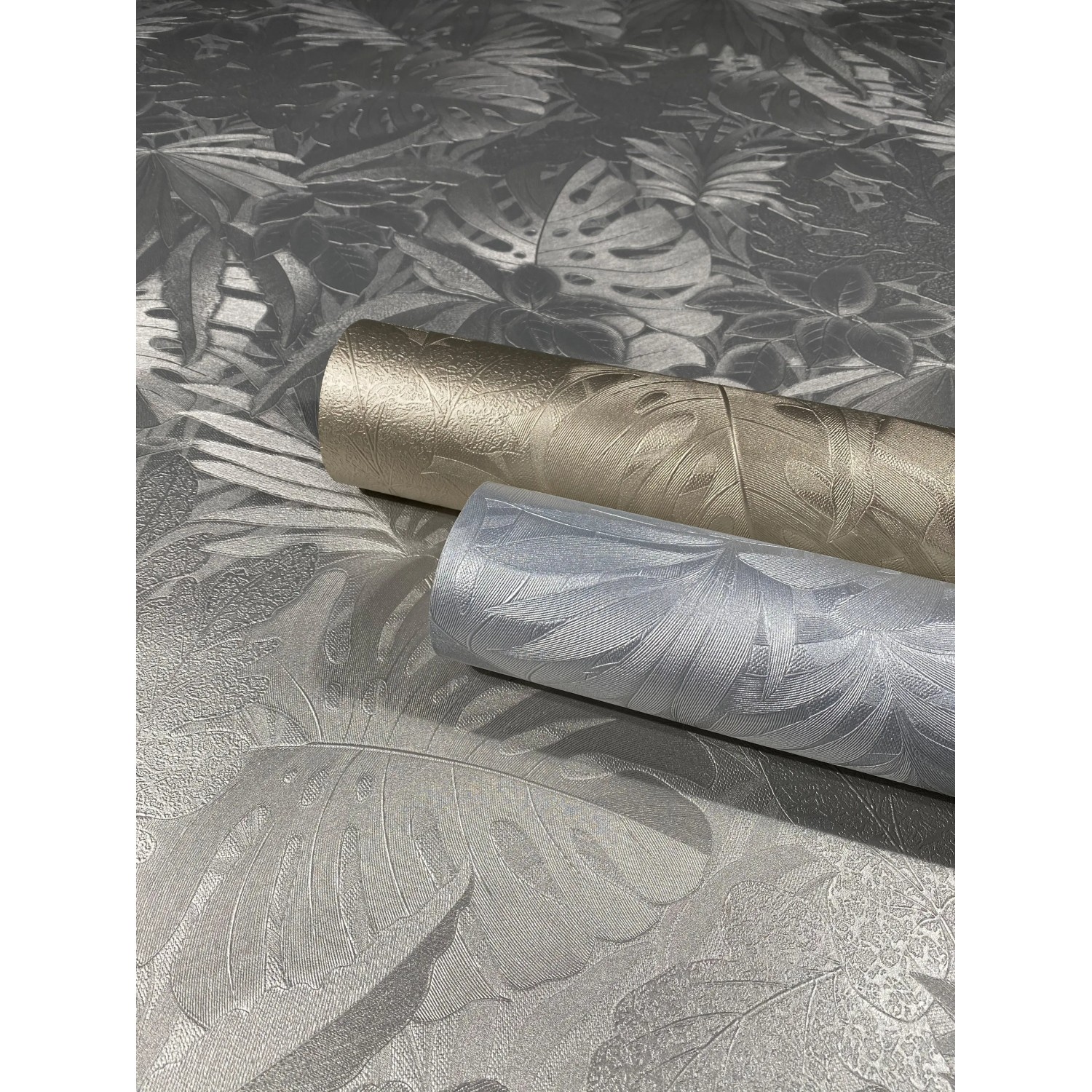 Marburg Vliestapete Botanica Floral Platin: Rollen mit floralem Muster in Platin und Gold.