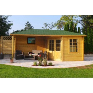 Unbehandeltes 5-Eck Gartenhaus Mosel mit Vordach und grünen Dachziegeln im Garten.