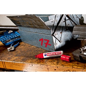 Edding 800 Permanent Marker (rot) mit Werkzeugkiste im Hintergrund.