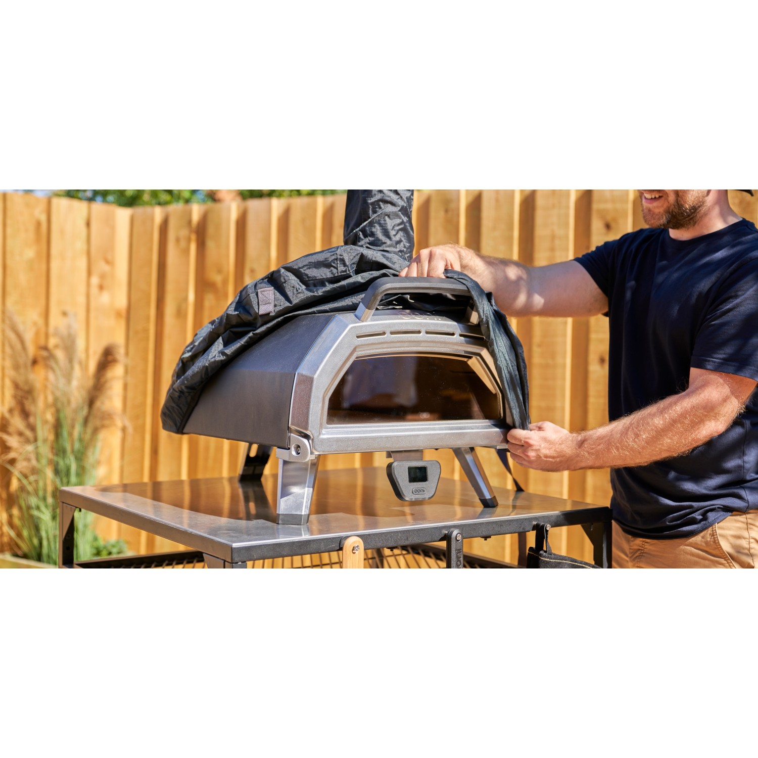 Ooni Karu 16 Abdeckung wird über Pizzaofen gezogen. Grillutensil für Wetterschutz.