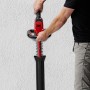 Einhell Akku-Heckenschere Arcurra 18/55 mit Messerschutz wird von einer Person gehalten.