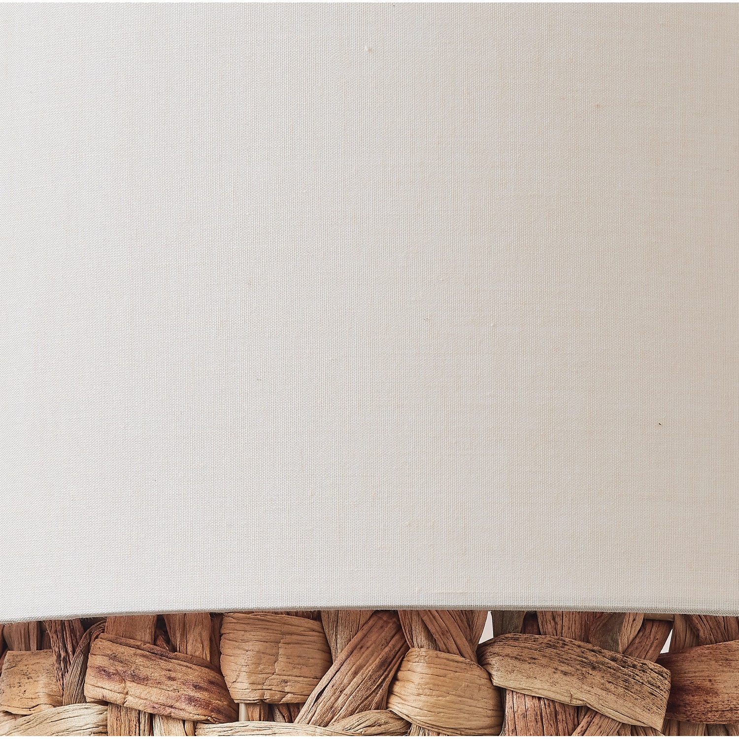 Detailaufnahme der Brilliant Standleuchte Waterlilly mit Textilschirm und Wasserhyazinthe-Basis.