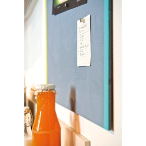 Graue Magnetfarbe von Marabu an Wand mit Notizzettel und Magnet. Ideal für Küche oder Büro.