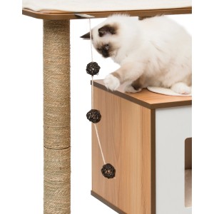 Katze spielt auf Vesper Kratzbaum Base Walnuss mit Kratzsäule, Höhle und Spielzeug.