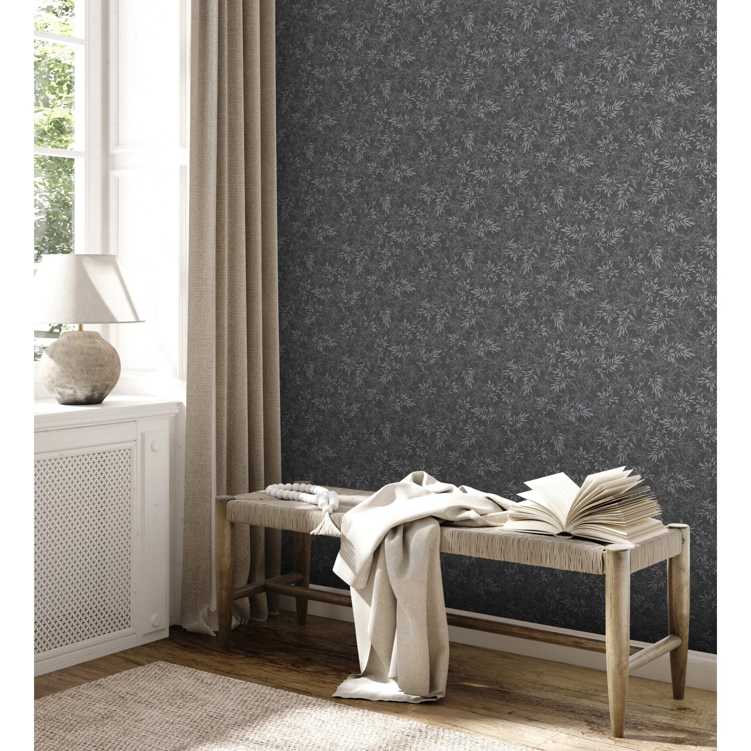 A.S. Création Vliestapete mit Blättern in Schwarz und Grau im Raum.