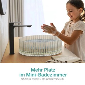 Emke rundes Glas Aufsatzwaschbecken Champagnergold mit vertikaler Struktur. Kind wäscht Hände im modernen Bad.