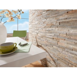 Beiger Natursteinverblender (10x40 cm) an Wand im Wohnraum, für Innen- und Außenbereich.
