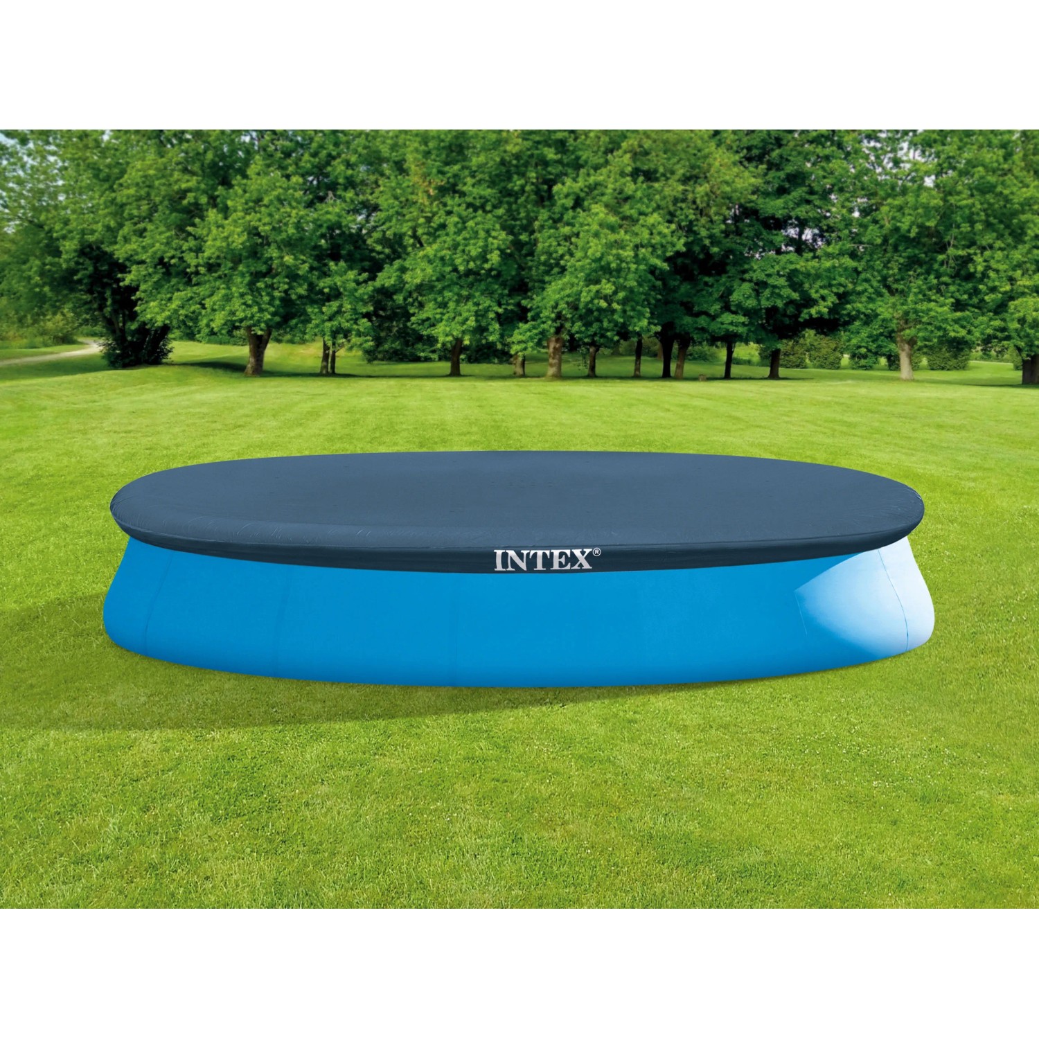 Intex Abdeckplane für Easy Set Pools® (Ø 457 cm) auf blauem Pool im Garten.