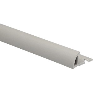 Helles, mattgraues Viertelkreis-Abschlussprofil aus PVC, 6 mm stark und 2,5 m lang.