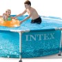 Intex Frame Pool Set Beachside, Ø 305 cm, mit Familie im Wasser. Stahlrahmenpool mit Ozean-Motiv.