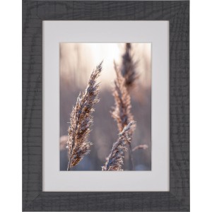 Schwarzer Holz-Bilderrahmen (18x24 cm) mit Passepartout, geeignet für Fotos und Kunstdrucke.