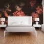 Fototapete Blumenbouquet in Orange und Gelb hinter einem Bett. Romantisches florales Design.