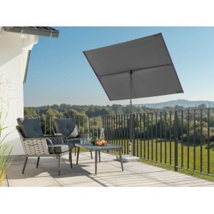 Anthrazitfarbener Schneider Balkonschirm Avellino 130x180 cm auf einem Balkon mit Möbeln.