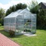 Gewächshaus Vitavia Uranus 9900 mit Fundament, Hohlkammerplatten und Aluminiumrahmen im Garten.