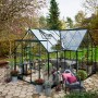 Halls Gewächshaus Garden Room, grün, 12,9 m², mit Glas und Aluminiumrahmen.