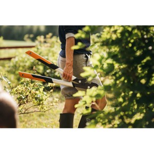 Fiskars PowerGearX LX92-S Getriebeastschere, orange-schwarz, im Einsatz im Garten.