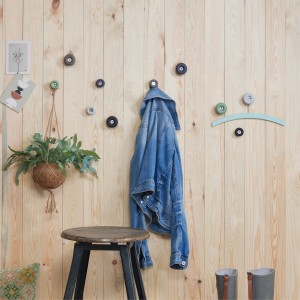 Wandhaken Dot hellgrau von Wagner, runde Form, an Holzwand mit Jacke und Deko.