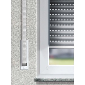 Weißer Schellenberg Rollladengurt Mini (14 mm, 4,5 m) am Fenster mit Rollladen.